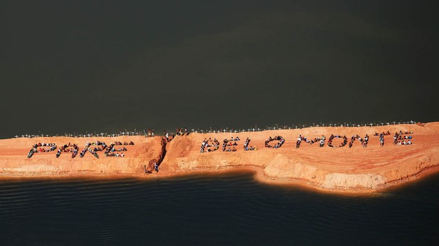 Índios protestam em Altamira, PA, contra construção de Belo Monte