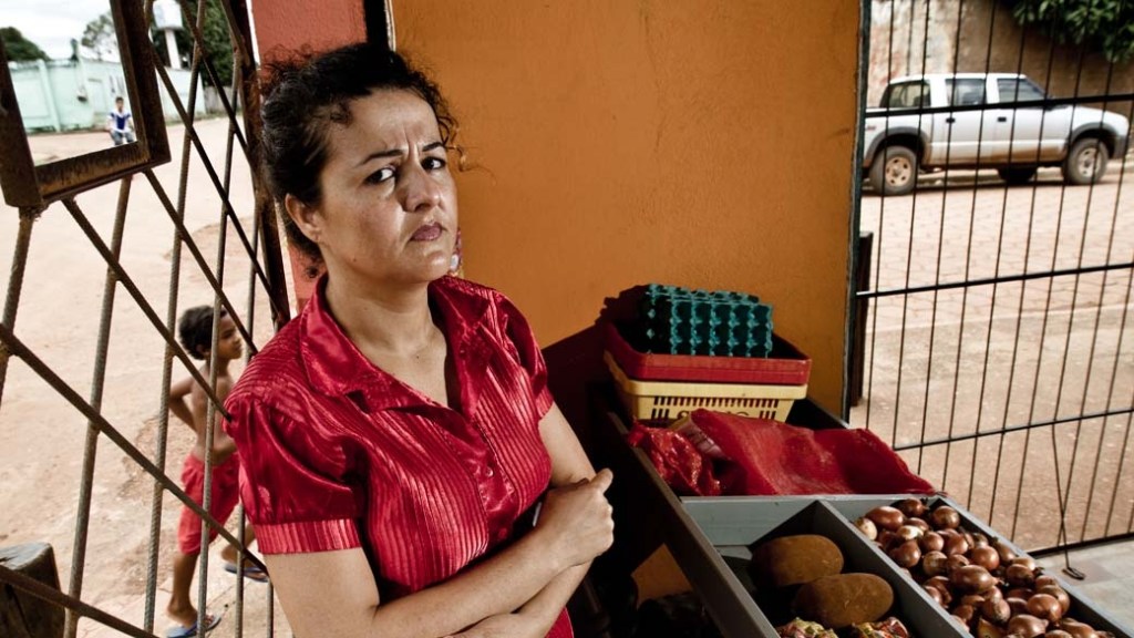 Em Altamira, a comerciante Maria do Carmo atende a clientela por trás das grades quando a noite cai: "Tenho medo"