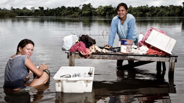 Rosilene Costa Silva, de 27 anos, e a cunhada, Adriele Silva Balão, de 17, lavam roupa à beira do Xingu. Terão que sair da casa onde moram: "Meu marido diz que não sabe fazer outra coisa a não ser pescar", diz Rosilene