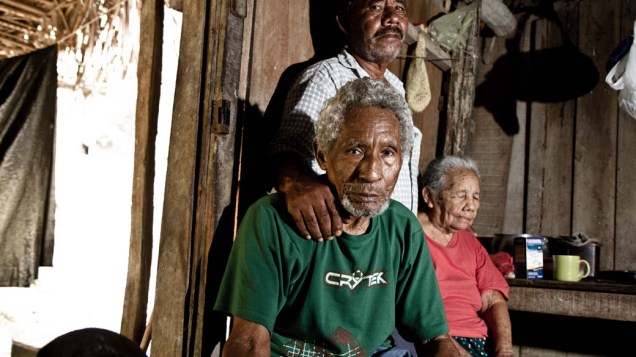 Aos 60 anos, Otávio Assunção Cardoso, que mora na Ilha da Fazenda, com a mãe, a índia juruna Maria Helena Ferreira, de 96 anos, e o pai, Belchior Assunção Cardoso, 86: "Minhas raízes estão aqui, vou sair entristecido"