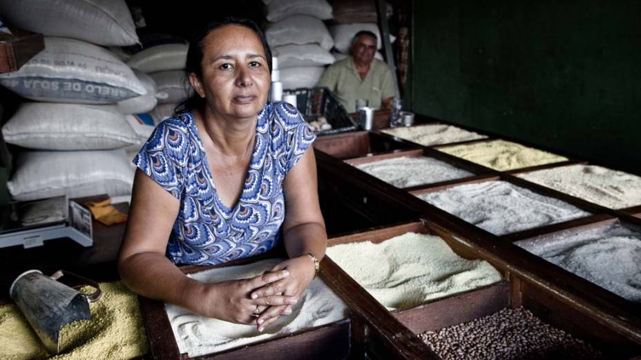 Rita Marinho, 48, em seu box no Mercado Municipal de Altamira: "Quando preciso de médico vou de ônibus até Teresina. Aqui uma consulta demora vinte dias"