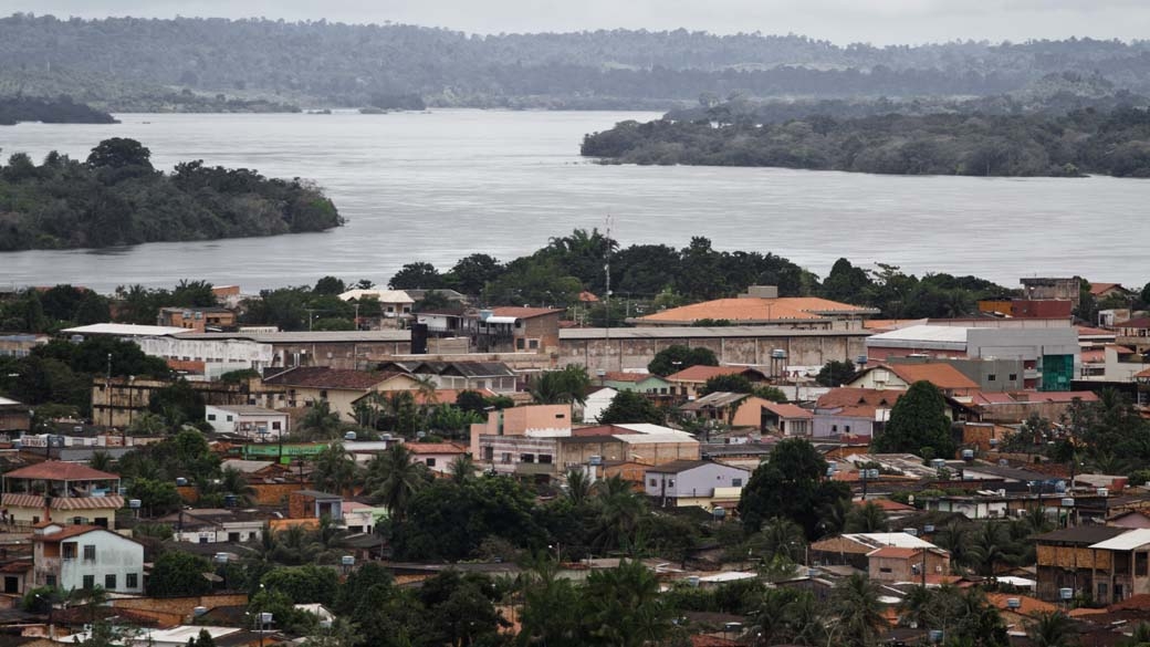 Altamira, com o Rio Xingu ao fundo: barragem principal de Belo Monte ficará a 40 quilômetros da cidade