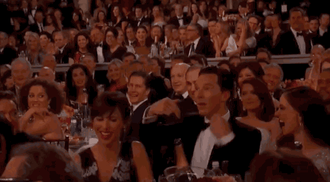 Benedict Cumberbatch se faz de surpreso ao ser chamado no palco do Globo de Ouro 2015