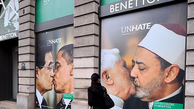 Benetton: fotomontagens da campanha estampam fachada da loja em Paris