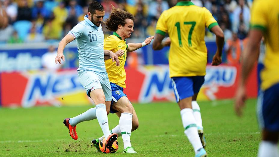 Benzema da França em dividida com David Luiz do Brasil durante amistoso de preparação para a Copa das Confederações realizada no Arena do Grêmio