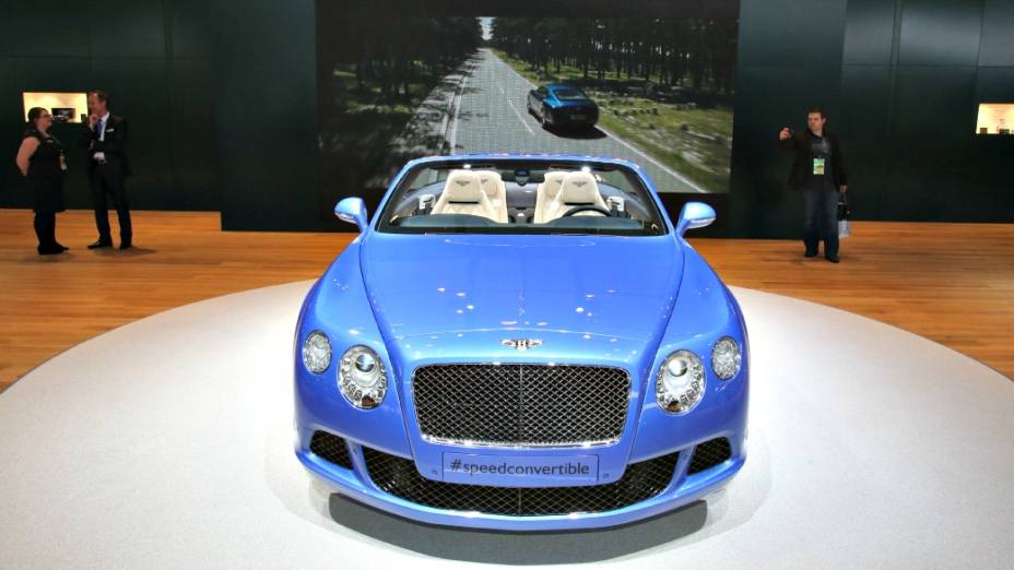 Bentley Continental GTC Speed - A Bentley garante que ele é o conversível de quatro lugares mais veloz do mundo. Não é para menos. O luxuoso Continental GTC Speed atinge 325 km/h de velocidade máxima e faz o 0 a 100 km/h em meros 4,4 segundos. Para tirar as quase 2,5 toneladas de peso do carro da inércia entra em ação um motor W12 6.0 biturbo apto a entregar 625 cv de potência e 81,6 kgfm de torque e que está acoplado a um câmbio é automático de oito marchas