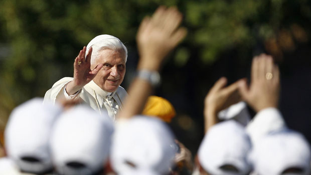 O papa Bento 16 saúda os jovens durante sua visita a Palermo, na Sicília