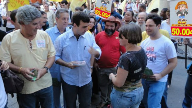 Berg Nordestino - de camisa vermelha -, o pivô das acusações contra Freixo, caminha ao lado do candidato e do deputado Chico Alencar, do PSOL: os cartazes do candidato a vereador foram inseridos na foto original