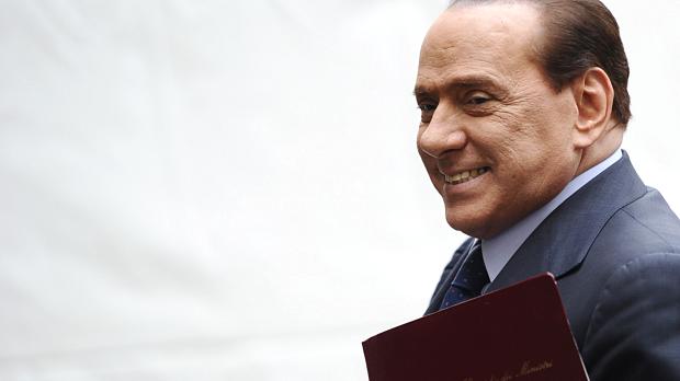 O primeiro-ministro italiano Silvio Berlusconi deixa embaixada na Itália