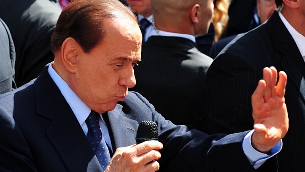 Berlusconi diz que tem vontade de renunciar ao cargo de primeiro-ministro, mas que não o fará