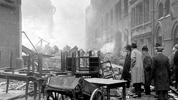 Destruição em Londres após bombardeio alemão durante Segunda Guerra Mundial