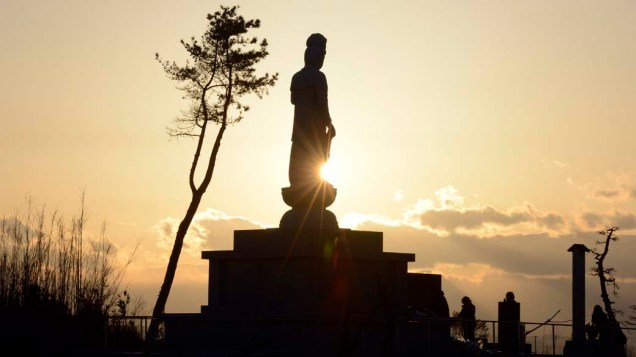 Estátua budista construída recentemente em homenagem às vítimas do tsunami no distrito de Sendai, no Japão