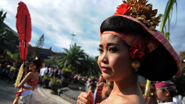 Em Bali, mulher participa de comemorações do "Dia do Silêncio na Indonésia