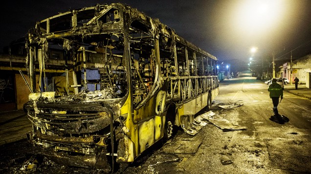 Ônibus incendiado por criminosos no começo da madrugada desta terça-feira (11), na região do Itaim Paulista, zona leste de São Paulo