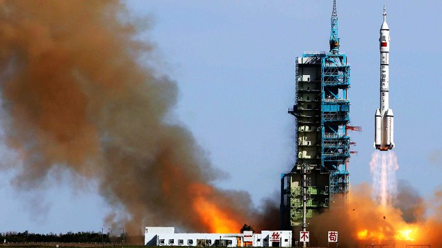 Foguete chinês Shenzhou-10 decola da base espacial de Jiuquan, no norte da China