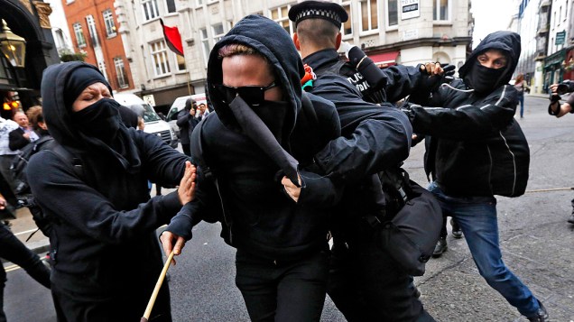 Policiais britânicos detém manifestantes em protesto contra reunião do G8 na Irlanda do Norte