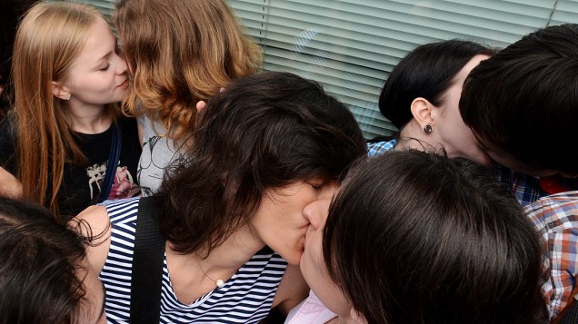 Ativistas dos direitos homossexuais promovem beijaço em frente ao Parlamento russo em Moscou, para protestar pelos direitos dos gays