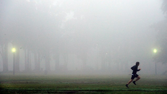 Argentino corre em meio à neblina em parque de Buenos Aires, na manhã desta terça-feira (11)