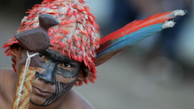 Índio Munduruku durante marcha pelas ruas de Brasília. Os índios da bacia amazônica estão protestando contra as violações dos direitos indígenas e pedindo a suspensão da construção da hidrelétrica de Belo Monte