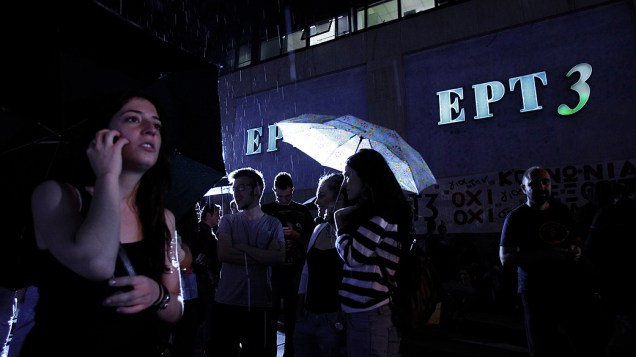Protesto da população grega contra o fechamento da TV estatal ERT