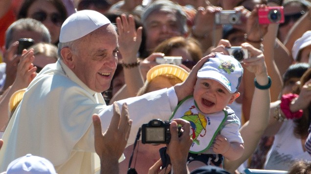 Papa Francisco cumprimenta criança durante audiência na praça São Pedro, no Vaticano