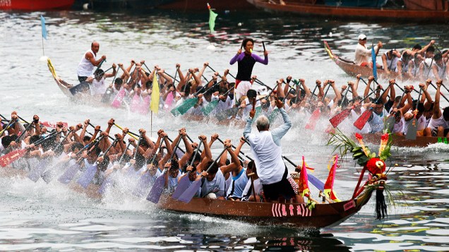Em Hong Kong ocorre o festival do Barco do Dragão, competidores participam da tradicional corrida de canoas com adereços