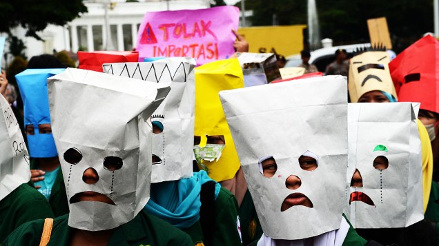 Estudantes indonésios usam máscaras durante protesto em frente ao palácio presidencial em Jacarta denunciando a alta abusiva no preço do combustível