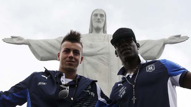 Os jogadores Stephan El Shaarawy e Balotelli durante visita ao Cristo Redentor, no Rio de Janeiro