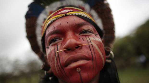 Indígena durante protesto contra a PEC 215, em Brasília