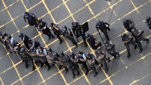 Policiais durante protesto de professores contra o Plano de Cargos e Salários, no Rio de Janeiro
