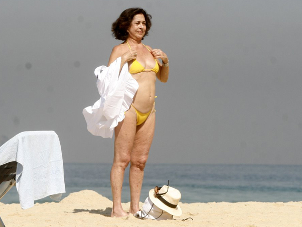 Betty Faria na praia, de biquíni
