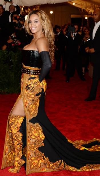 A cantora Beyoncé no baile punk do Metropolitan Museum of Art