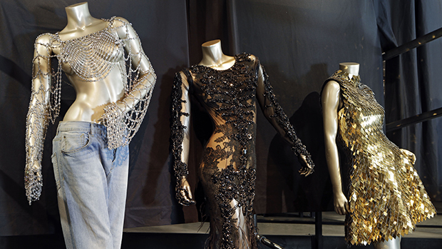 Da esquerda para a direita: figurino usado por Beyoncé na capa do álbum Dangerously in Love (2003); vestido usado no baile de gala do MET, em 2012 ; vestido que aparece no clipe de Run the World (Girls) (2011)