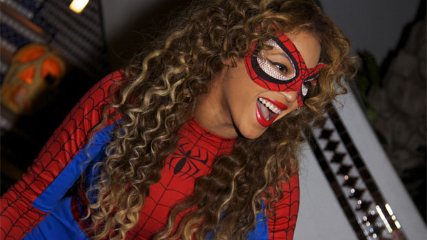 Beyoncé mostra os cabelos curtos e loiros no Instagram