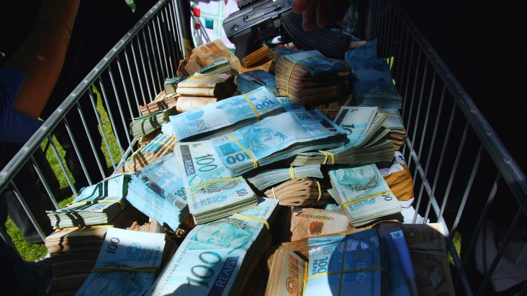 Um carrinho de supermetcado cheio de dinheiro: pelo menos 2 milhões de reais estavam escondidos no esgoto de uma mansão na Barra da Tijuca