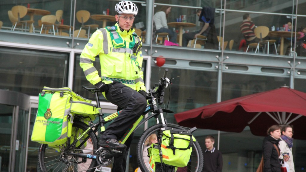 Paramédico com uma bicicleta ambulância: capacidade de driblar o trânsito e chegar rápido às emergências
