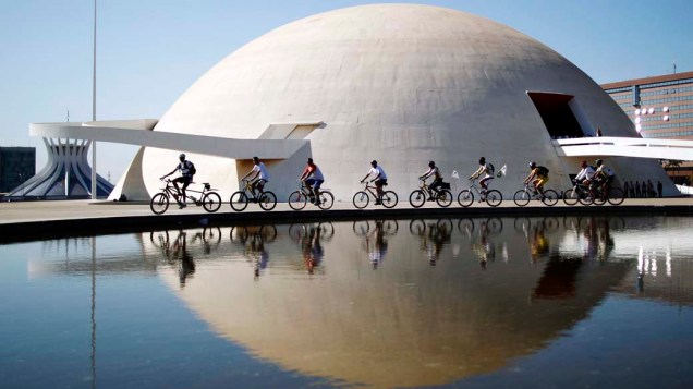 Em Brasília, ciclistas em frente ao Museu da República durante o Dia Mundial Sem Carro