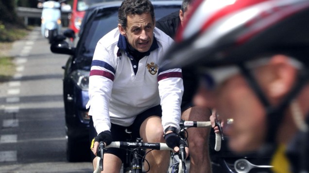 Presidente Nicolas Sarkozy anda de bicicleta em Cavalière, ao sul da França