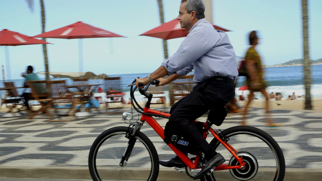 Ciclista usa bicicleta elétrica na ciclovia da orla da zona sul do Rio: decreto da prefeitura regulamenta uso desse tipo de veícluo e estabelece limite de 20km/h