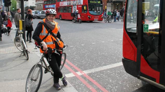 Ciclista em Londres: bicicletas complementam o transporte urbano e são opção crescente entre os ingleses