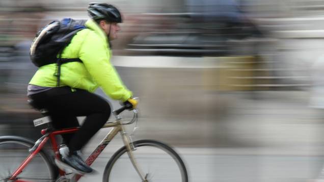 Roupas de cores vibrantes e capacete: cresce o movimento de bicicletas nas ruas de Londres