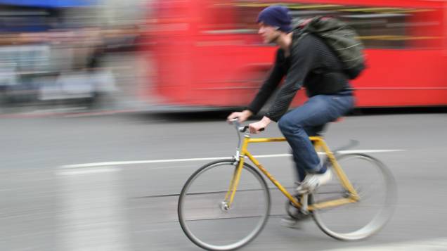 Ciclista divide a rua com ônibus e carros em Londres: aumento do número de bicicletas pressiona mudanças na legislação de trânsito