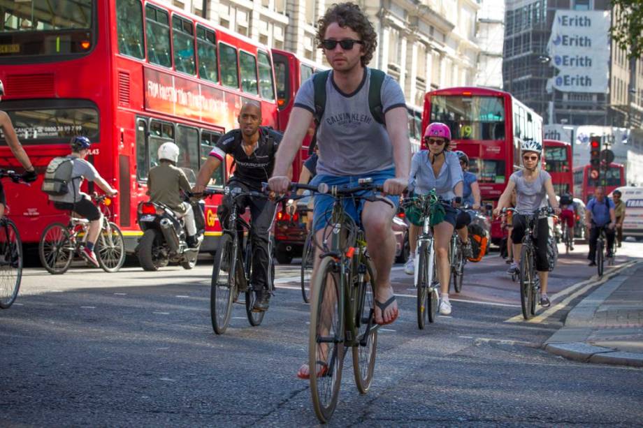 Ciclistas em Londres às vésperas da abertura da Olimpíada de 2012