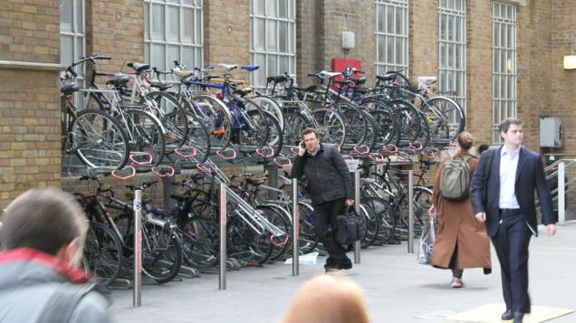 Bicicletas estacionadas na calçada em Londres: ingleses vencem o frio e a chuva para usar a bicicleta no cotidiano