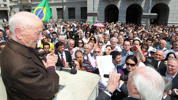O jurista Hélio Bicudo comanda o ato em defesa da democracia, realizado no Largo São Francisco, em São Paulo