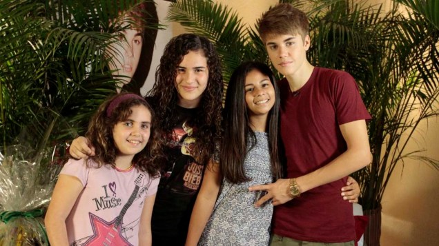 Fãs sorteadas pelo fã clube do cantor conheceram Justin Bieber no camarim antes do show no Rio de Janeiro