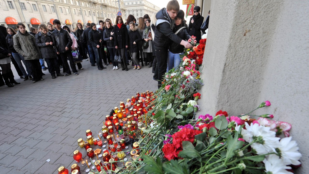 Bielorrusos depositam flores na estação de metrô Oktiabrskaya, onde a bomba explodiu