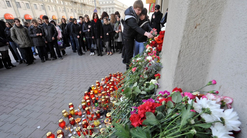 Bielorrusos depositam flores na estação de metrô Oktiabrskaya, onde a bomba explodiu