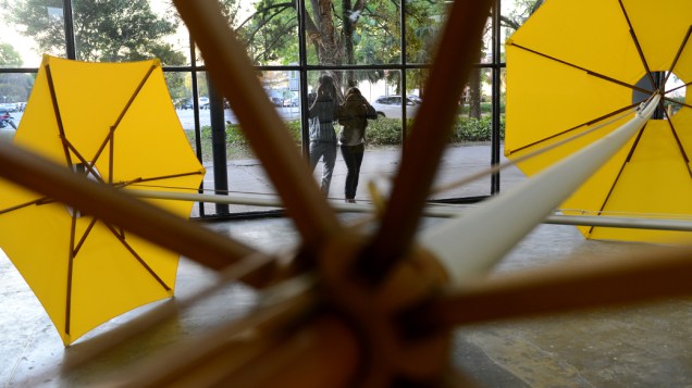 Visitantes do parque observam obra de Alexandre Cunha durante montagem da Bienal de São Paulo