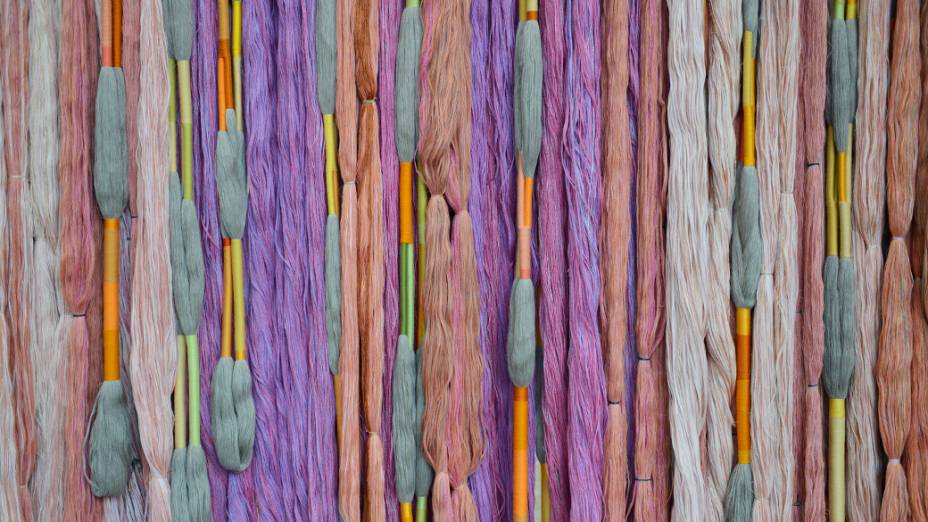 Detalhe da obra da artista Sheila Hicks na Bienal de São Paulo